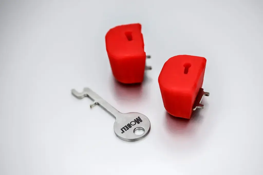 Key lock for suction cup
