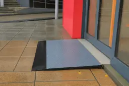 Hoogte 10 cm, diepte 100 cm, breedte 100 cm