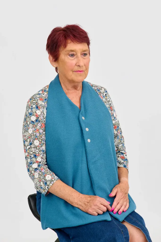 Sjaalvormige slabber met ondoordringbare tussenlaag en drukknoopsluiting vooraan