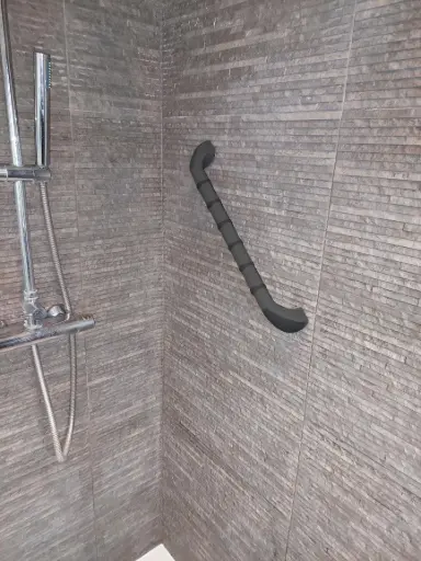 Wandhalterung aus Kunststoff mit Anti-Rutsch-Beschichtung – schwarz